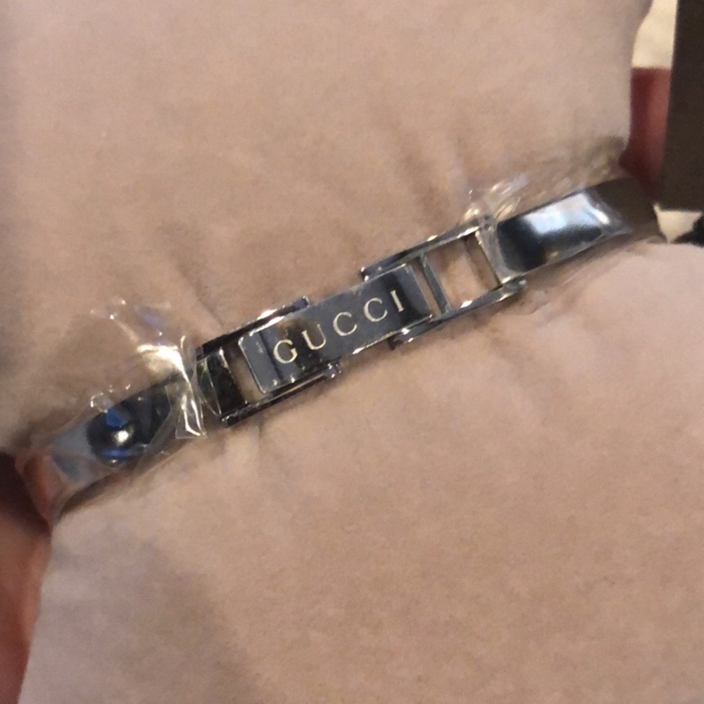 NWT- Gucci Watch - Picture 3 of 9